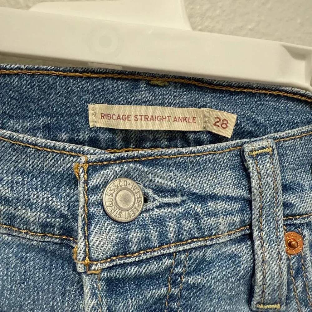 Levi's Women's Medium Wash Ribcage Straight Ankle Jeans Size 28 - Picture 6 of 8